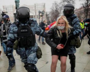 Змушували знімати білизну і присідати: у Росії силовики знущалися з жінок