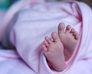 Розшукали матір новонародженої дівчинки, яку з запискою підкинули під пологовий