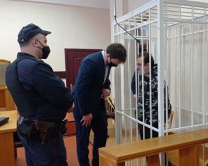 Чоловік сів у в'язницю через кинуту в омонівця квітку