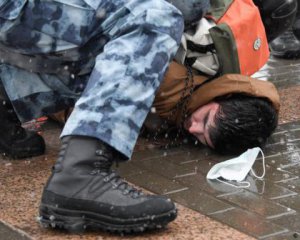 Російські силовики змусили затриманих штовхати автозак