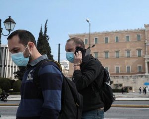 С больными уже не справляются: еще одна страна усилила карантин