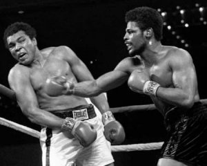 Помер боксер, який зумів побити Мухаммеда Алі