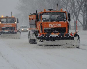 Комунальники пояснили, чому не можуть розчистити вулиці від снігу