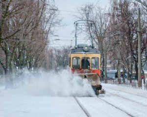 Снегопад в Киеве набирает обороты. Ввели оперативное положение для общественного транспорта