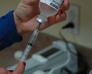 Уряд заявив про нестачу шприців для вакцинування громадян