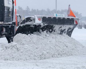 Негода атакує: вантажівки не пропускають, столичний транспорт курсує без графіку