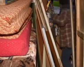 Мужчина 20 лет сносил мусор в квартиру - шокирующие кадры