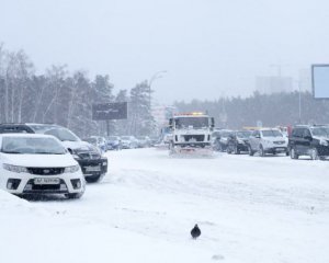 Зимовий апокаліпсис триває: рятувальники попереджають про заметілі й ожеледь