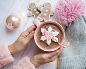 Пряне какао прикрашають маршмелоу