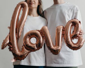 Більше половини українців робитимуть подарунки коханим на День Валентина