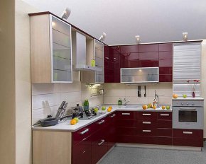 Стильный дизайн кухни: цвет бордо выглядит много