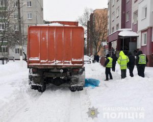 Мусоровоз раздавил женщину, которая поскользнулась на снегу