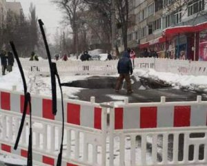 В Киева прорвало водопровод. Движение автомобилей и трамваев ограничили