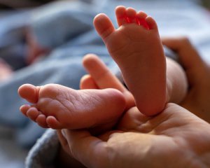 Лікар продав дитину, батьки якої не оплатили пологи