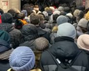 Гигантская очередь растянулась в киевском метро