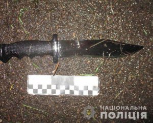 Грабитель в медицинской маске всадил нож женщине в шею