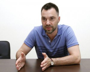 Арестович в прямом эфире оскорбил украинских военных и женщин-политиков