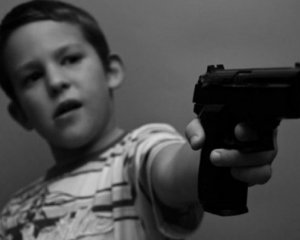 12-летний ребенок застрелил преступника, который ворвался в дом его бабы