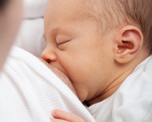 Чи може коронавірус передаватись дитині з грудним молоком