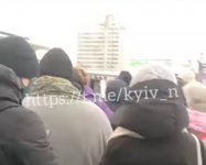 Конца не видно: километровая очередь образовалась возле станции метро