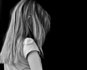 Табуреткой по голове и кулаками: отец жестоко избил 14-летнюю дочь