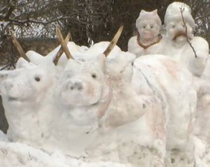 Мужчина лепит удивительные скульптуры из снега: видео