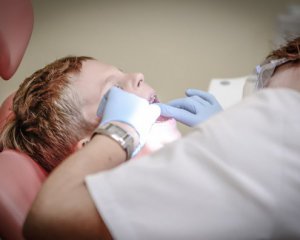 Скандал со стоматологом, которая била детей, получил продолжение