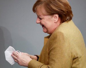 Меркель забыла одеть маску после речи о Covid-19