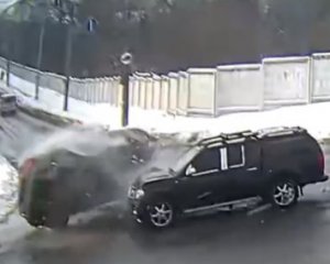 Водитель жестоко поплатился за проезд на &quot;красный&quot; -  момент попал на видео