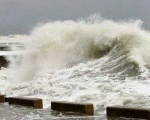 Хуртовини й двометрові хвилі: Азовське море накрив шторм
