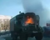 Грузовик с военными загорелась на ходу