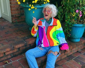 Жінки переодягнулись в баб, щоб отримати вакцину від коронавірусу