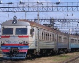 В електричці помер чоловік: рух потягів затримали на кілька годин