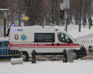 В Киеве произошел снежный обвал, есть травмирована