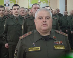 Білоруський воєнком провів пафосну церемонію передачі &quot;заряду енергії і рішучості&quot; Лукашенка