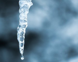 Крижані брили падають з дахів і руйнують автівки