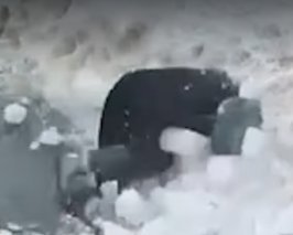 Женщина проигнорировала ограждения дома и поплатилась за это - видео ледяного обвала