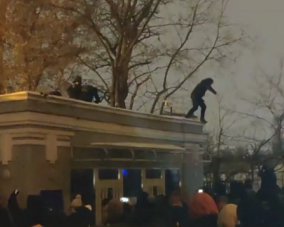 Протестувальники вилізли на дах прохідної ОП: відео