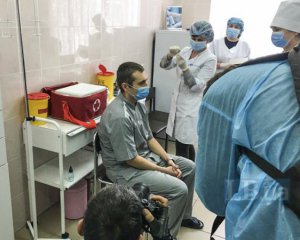 Первому человеку в Украине сделали прививку от коронавируса