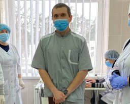 В больнице творятся ужасы. Показывал бы их тем, кто не хочет вакцинироватся - первый вакцинированый врач Украины