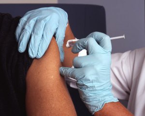 Комерційні щеплення робитимуть медичні центри, що куплять вакцину по собівартості - джерело в уряді