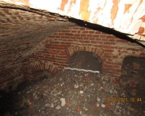 Возле городского совета обнаружили подземелье