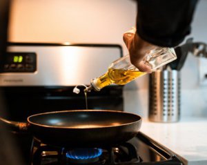 В Україні стрімко дорожчає соняшникова олія: назвали причини