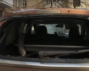 Повибивало вікна: крижана брила понівечила автомобіль