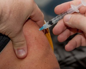 Кому не стоит делать прививку от Covid-19: ответ эпидемиолога