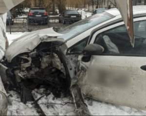 П&#039;яний водій на Fiat врізався у будівлю - момент потрапив на відео