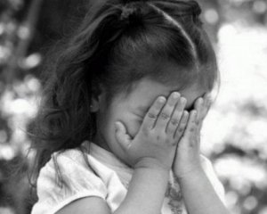 Їла побілку зі стін: мати заморила голодом 3,5-річну доньку