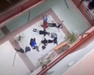 В университете обвалилось ограждение на 5 этаже: разбились студенты