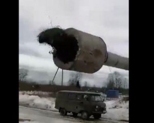 У Росії ремонтники кинули водонапірну вежу на свій УАЗ: епічне відео