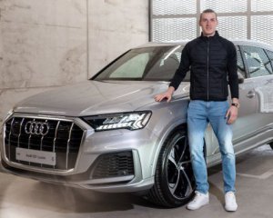 Голкипер сборной Украины похвалстался новым автомобилем